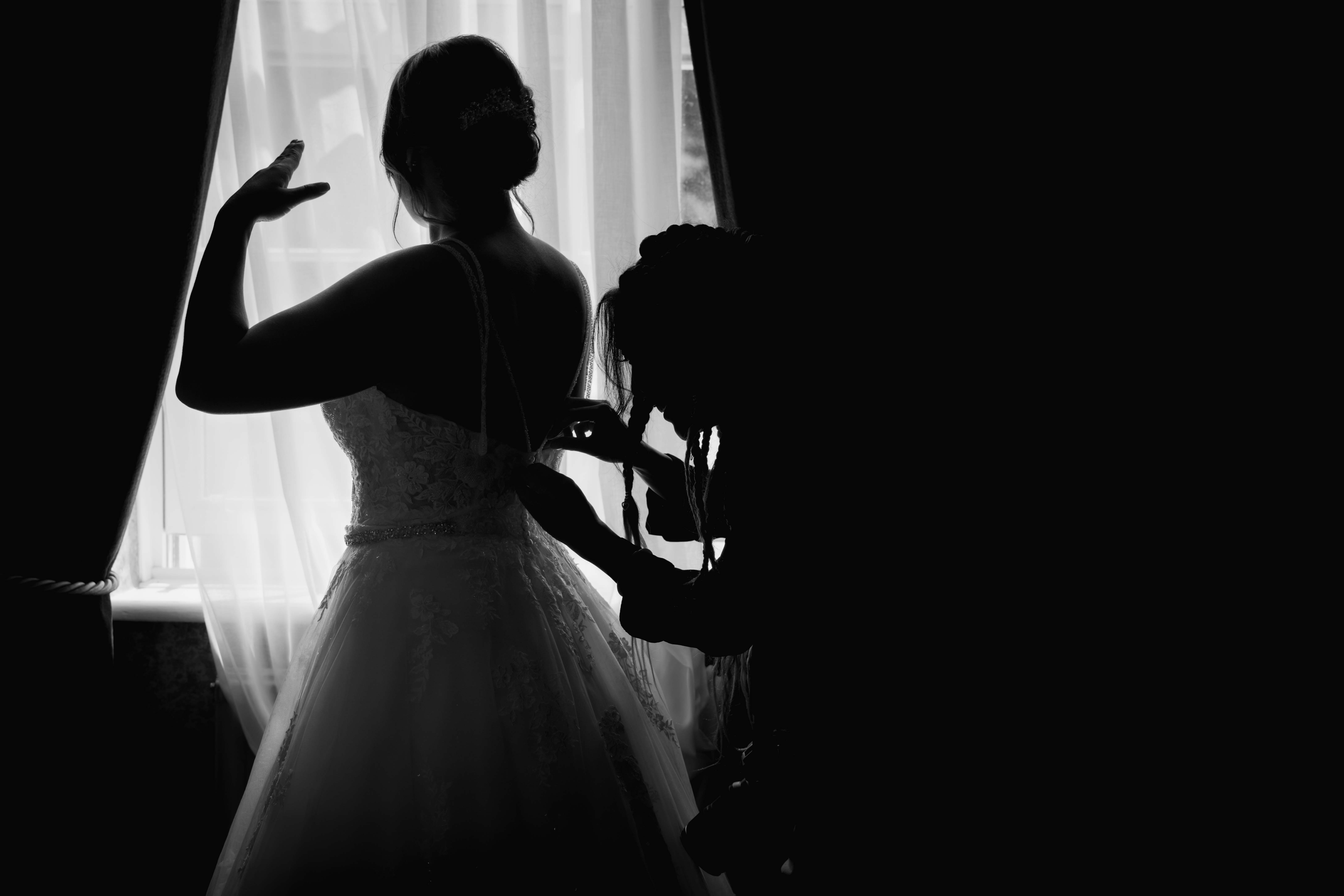 Wedding party laughing during preparations — relaxed documentary coverage